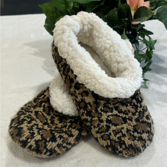 Fleece Lined Knit Leopard Print Slippers Women’s Size 10 GUC - Picture 2 of 7